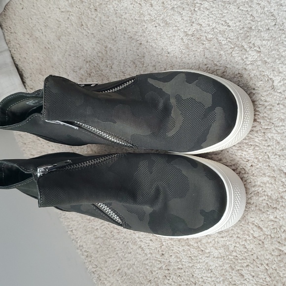 Steve Madden Black Dark Army Green Wedge Booties 8 EUC - Picture 6 of 14